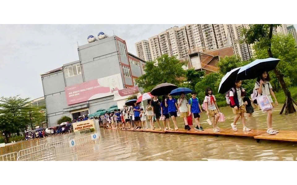 Sở GD&ĐT Hà Nội nói gì trước bức xúc của phụ huynh khi chậm trễ cho học sinh nghỉ học? 