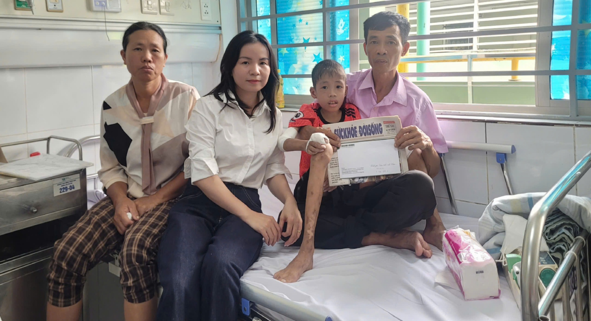 Sức khỏe của bé trai bị suy giảm miễn dịch yếu hơn, vẫn cần sự trợ giúp của cộng đồng- Ảnh 1.