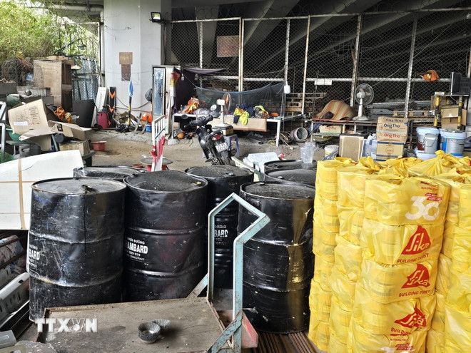Thành phố Hồ Chí Minh khẩn trương di dời các bãi xe, kho hàng dưới gầm cầu- Ảnh 2.