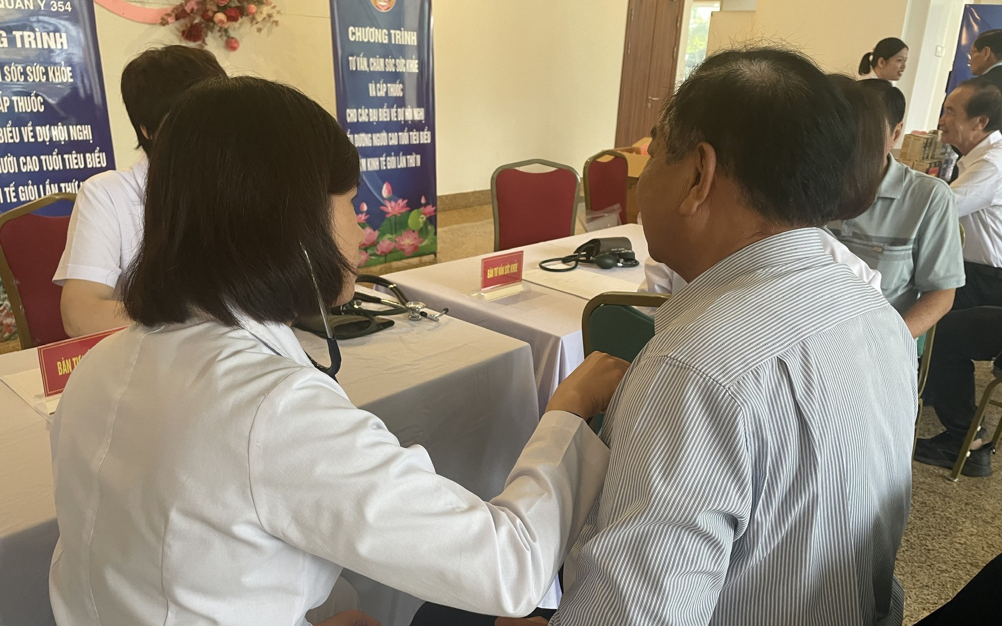 Bộ Y tế trao quà Trung thu cho bệnh nhi và trẻ mồ côi tại TP.HCM- Ảnh 7.
