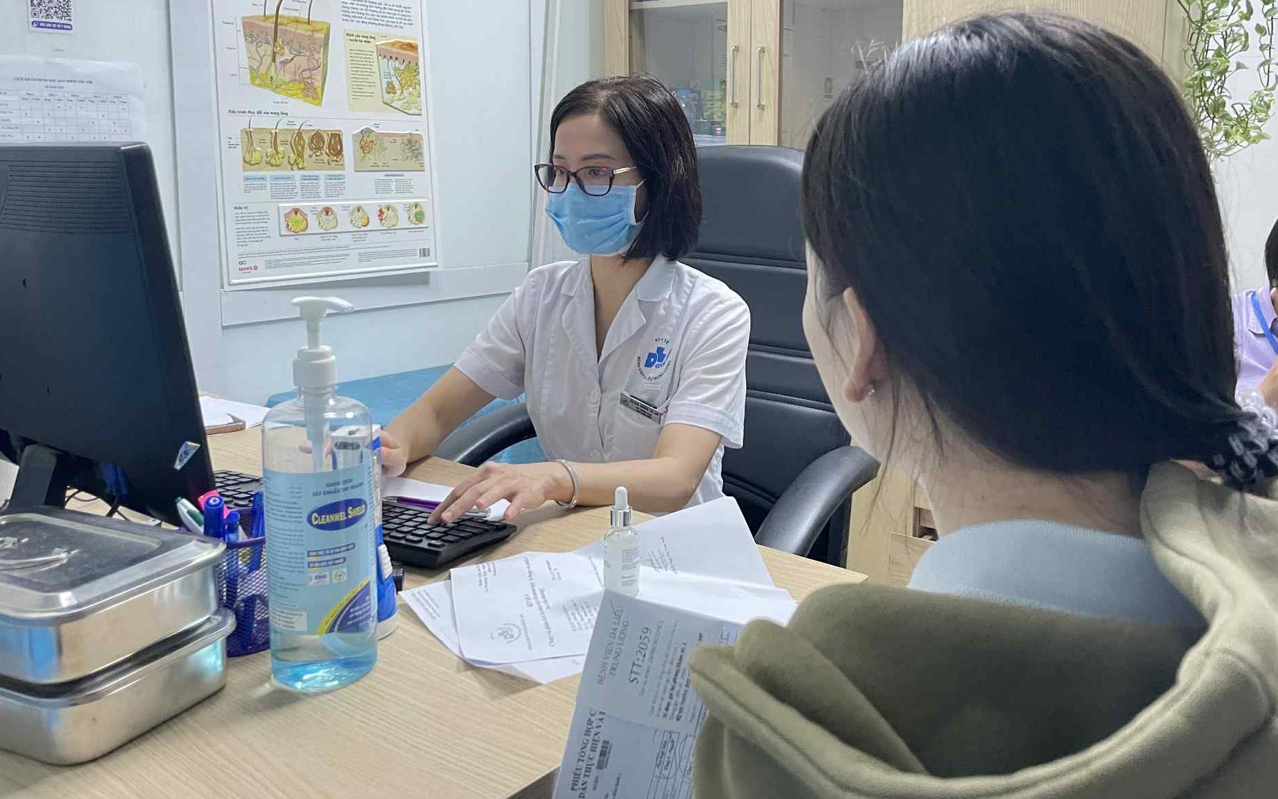 Hà Nội mưa lớn ngập sâu, bệnh da liễu rình rập
