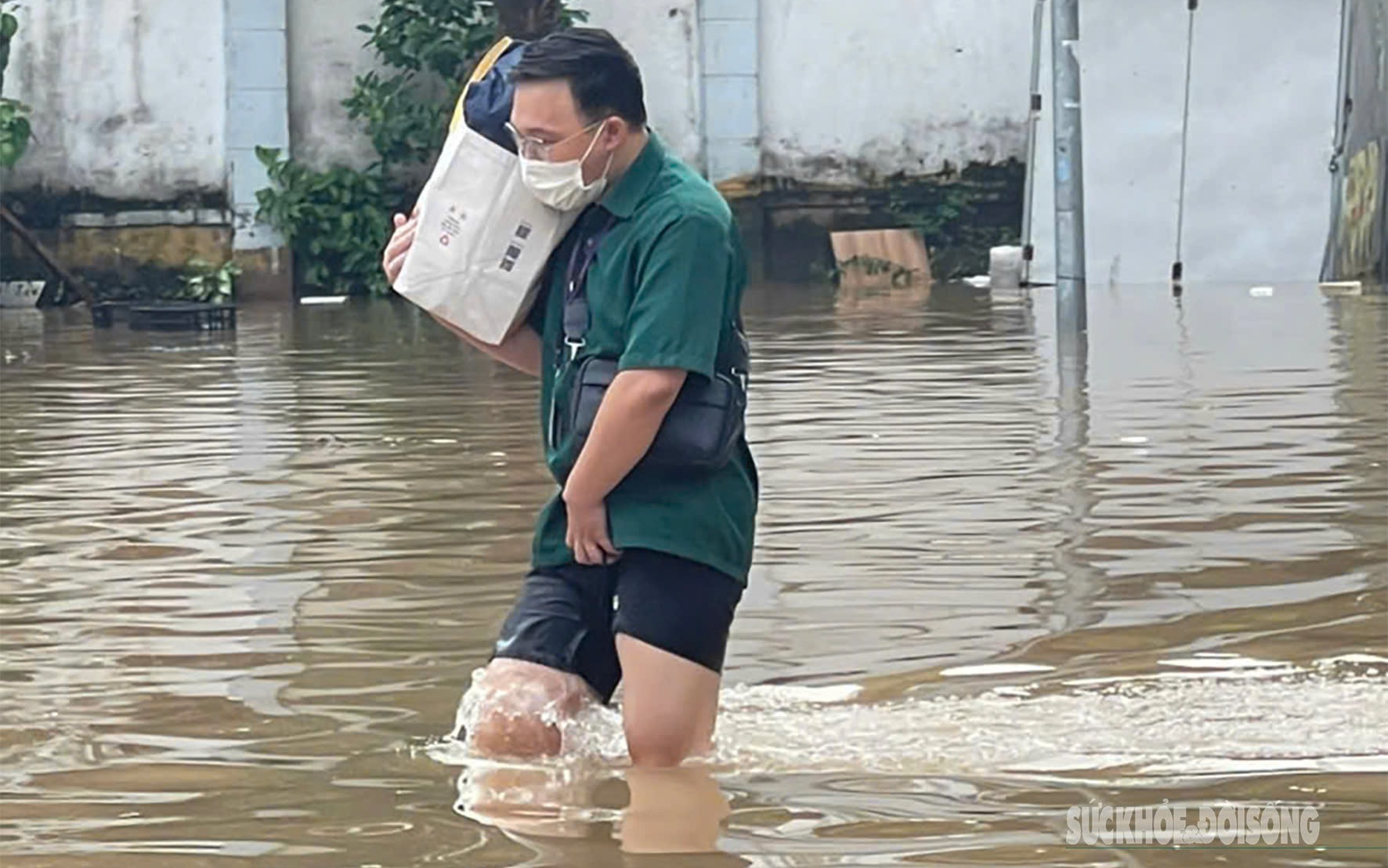 Bãi giữa, vùng ven ở Hà Nội còn ngập sâu kéo dài do nước sông vẫn đang lên- Ảnh 1.