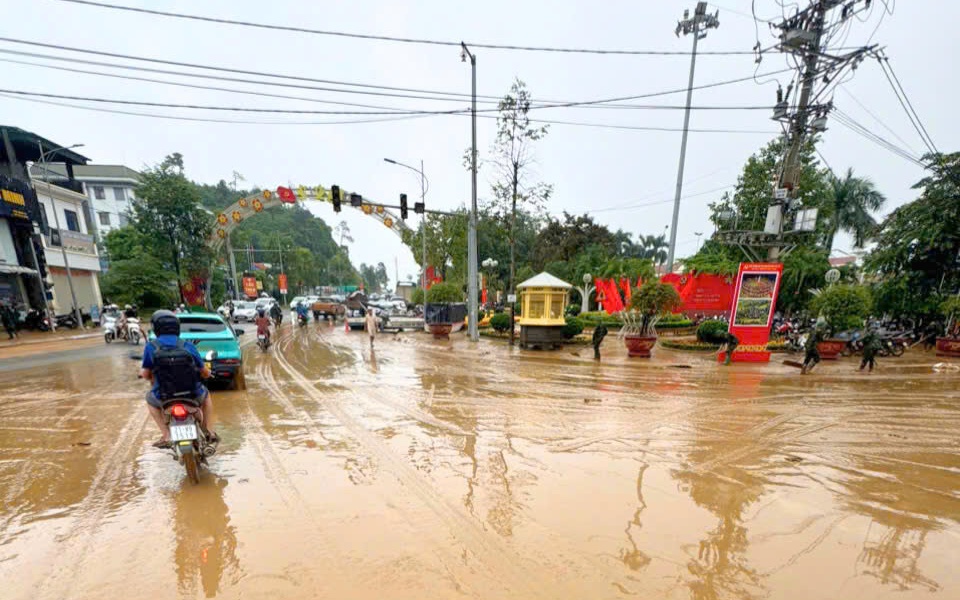 Nước rút chậm, Hà Nội 'loay hoay' giữa ngập úng và rác thải- Ảnh 10.