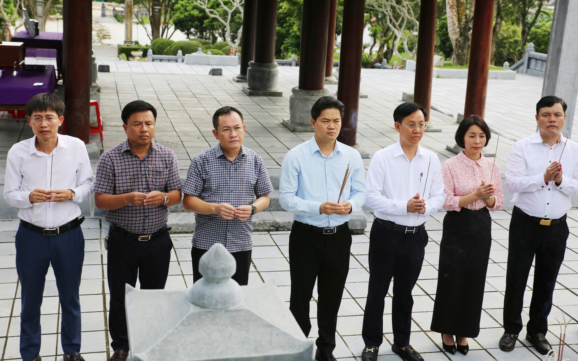 Lãnh đạo Bộ Y tế dâng hương tưởng niệm, tri ân các anh hùng liệt sĩ tại TPHCM- Ảnh 8. Thứ trưởng Bộ Y tế dâng hương tưởng niệm Đại danh y Hải Thượng Lãn Ông