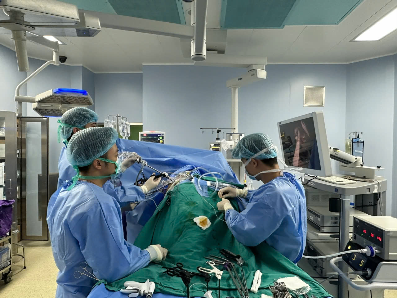 Lần đầu tiên tại Việt Nam phẫu thuật thành công khối phình khổng lồ động mạch thận có ghép thận tự thân- Ảnh 1.