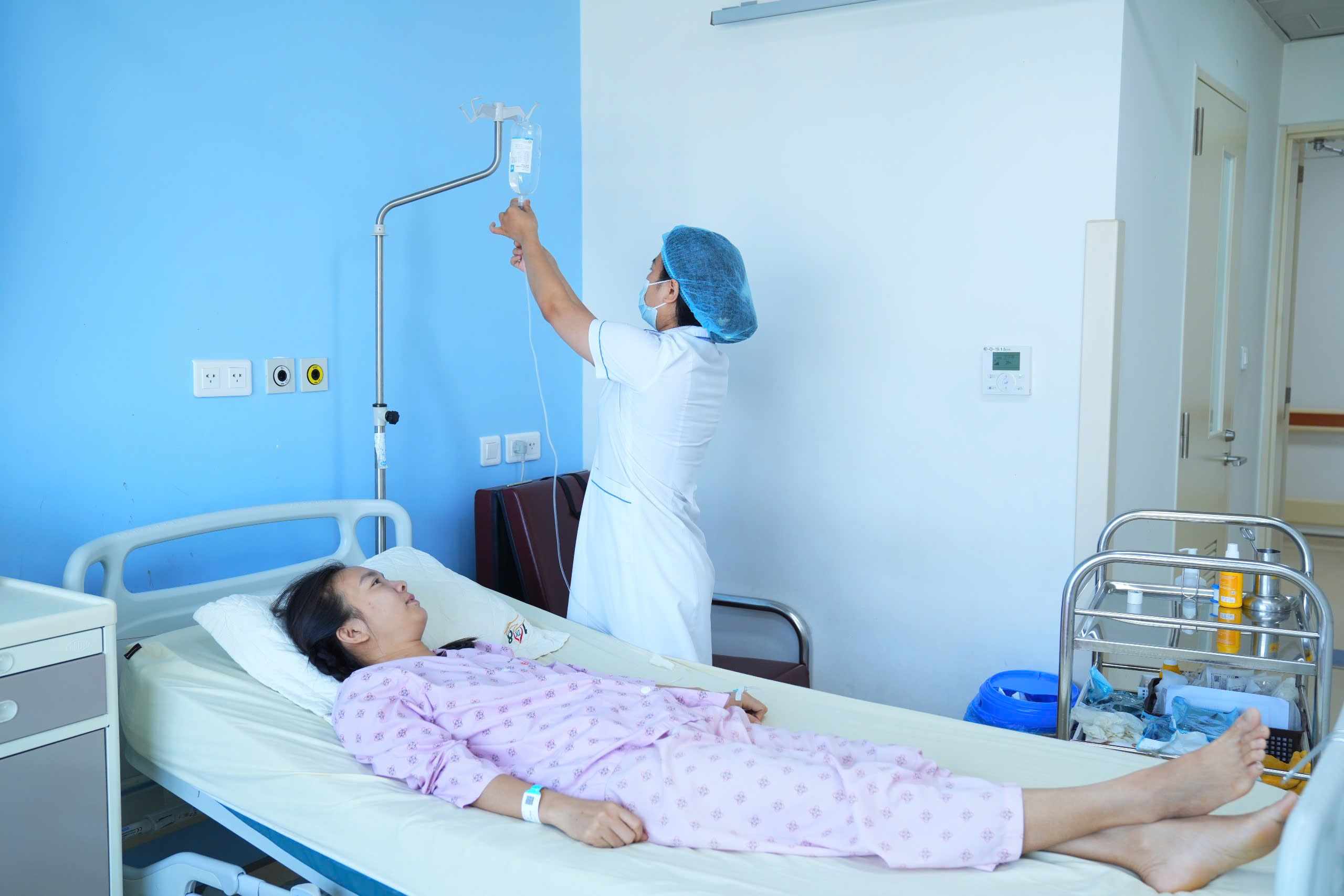 Lần đầu tiên tại Việt Nam phẫu thuật thành công khối phình khổng lồ động mạch thận có ghép thận tự thân- Ảnh 2.