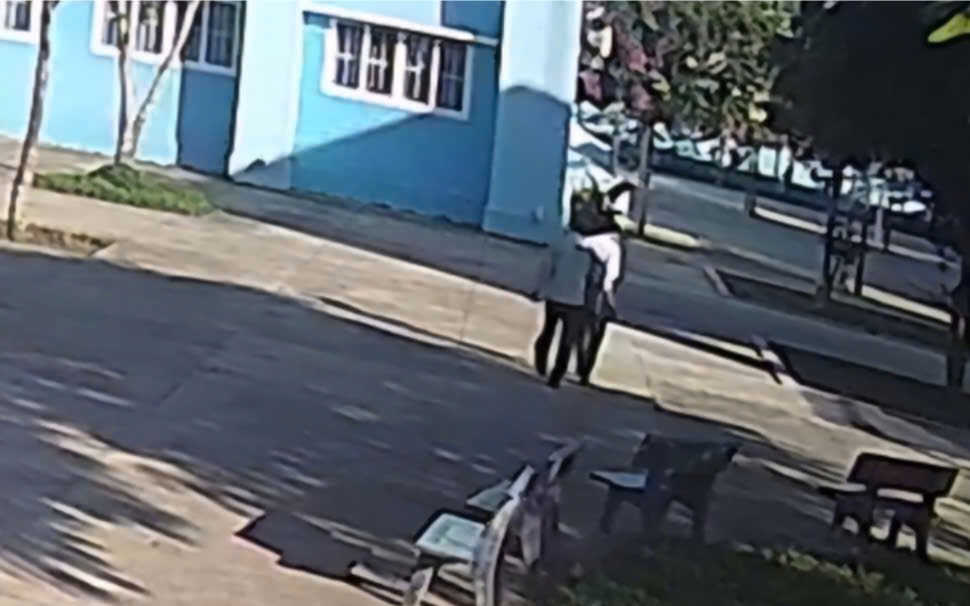 Phụ huynh hành hung giáo viên sẽ bị xử lý thế nào?- Ảnh 2. Giáo viên bạo hành đồng nghiệp sẽ bị xử lý kỷ luật thế nào?