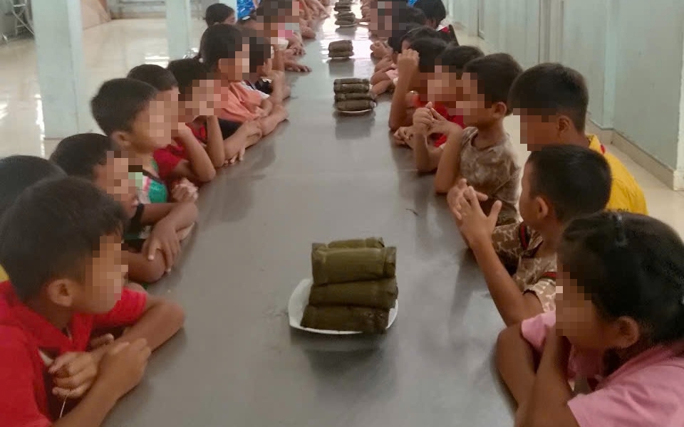Hiệu trưởng ở Huế lên tiếng về hình ảnh bữa ăn bán trú chỉ có tôm chấy, cà rốt- Ảnh 3.