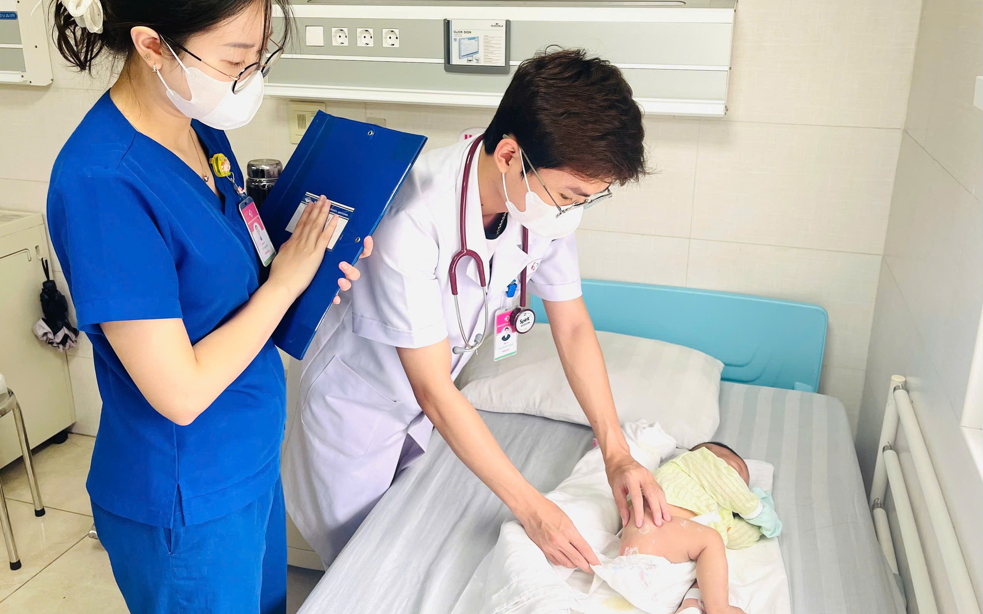 Chủ quan với 2 nốt mụn nhọt, cụ ông 76 tuổi sốc nhiễm khuẩn, hoại tử vùng đùi- Ảnh 3.