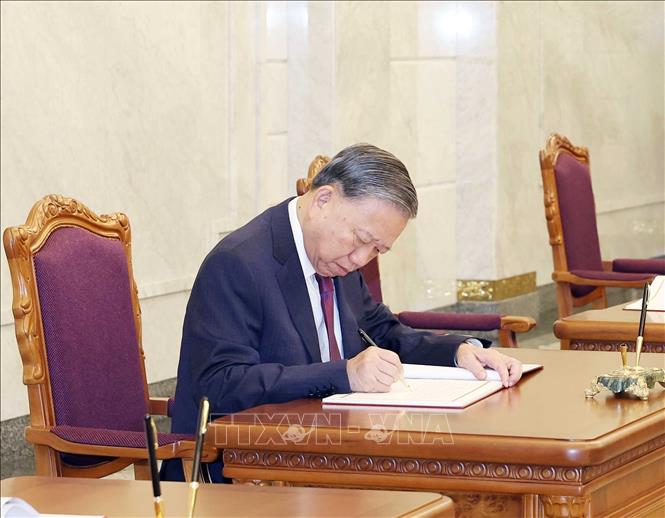Tổng Bí thư Tô Lâm đặt hoa tưởng nhớ Chủ tịch Kim Nhật Thành, Tổng Bí thư Kim Jong-il- Ảnh 5. Tổng Bí thư Tô Lâm đặt hoa tưởng nhớ Chủ tịch Kim Nhật Thành, Tổng Bí thư Kim Jong-il- Ảnh 5.