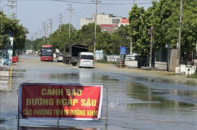 'Rốn lũ' Trung Giã: Nước rút chậm, hơn 4.000 hộ dân bị cô lập giữa biển nước- Ảnh 2. 'Rốn lũ' Trung Giã: Nước rút chậm, hơn 4.000 hộ dân bị cô lập giữa biển nước- Ảnh 2.