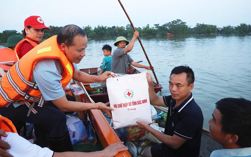 Hàng nghìn thiết bị lọc nước và vật dụng thiết yếu được chuyển tới người dân vùng lũ- Ảnh 3.