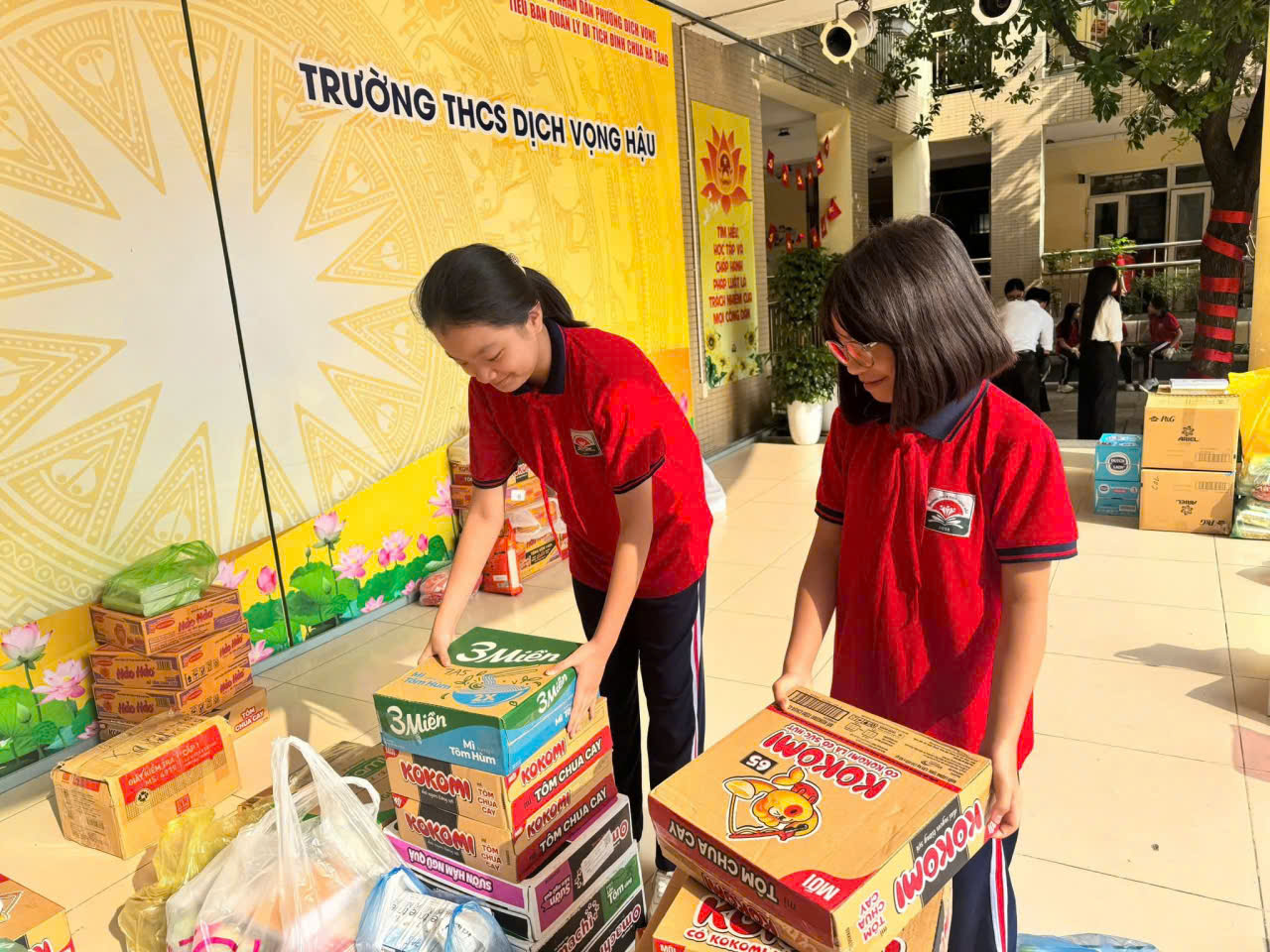 Trường học Hà Nội chung tay hướng về đồng bào vùng lũ- Ảnh 2. Trường học Hà Nội chung tay hướng về đồng bào vùng lũ- Ảnh 2.