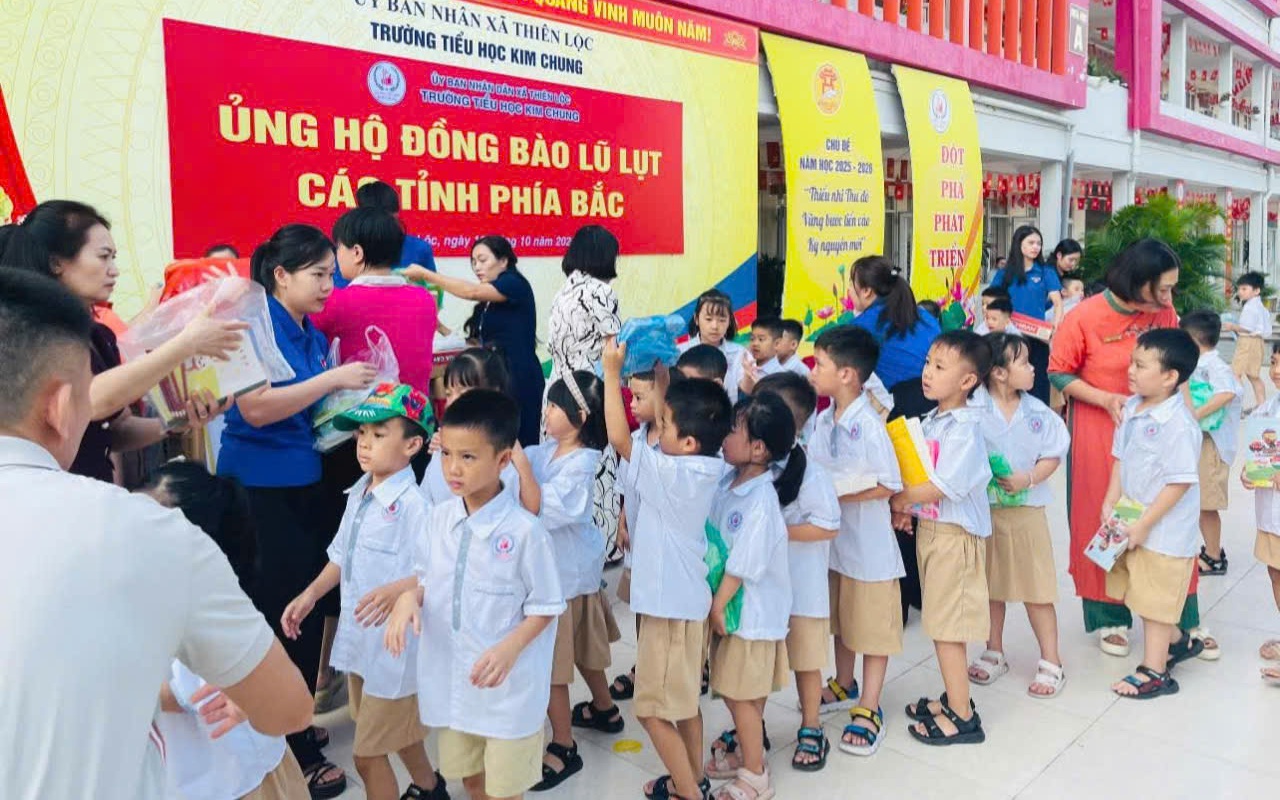 Hôm nay khởi công đồng loạt các trường phổ thông nội trú liên cấp tại các xã biên giới đất liền- Ảnh 2. Trường học Hà Nội chung tay hướng về đồng bào vùng lũ