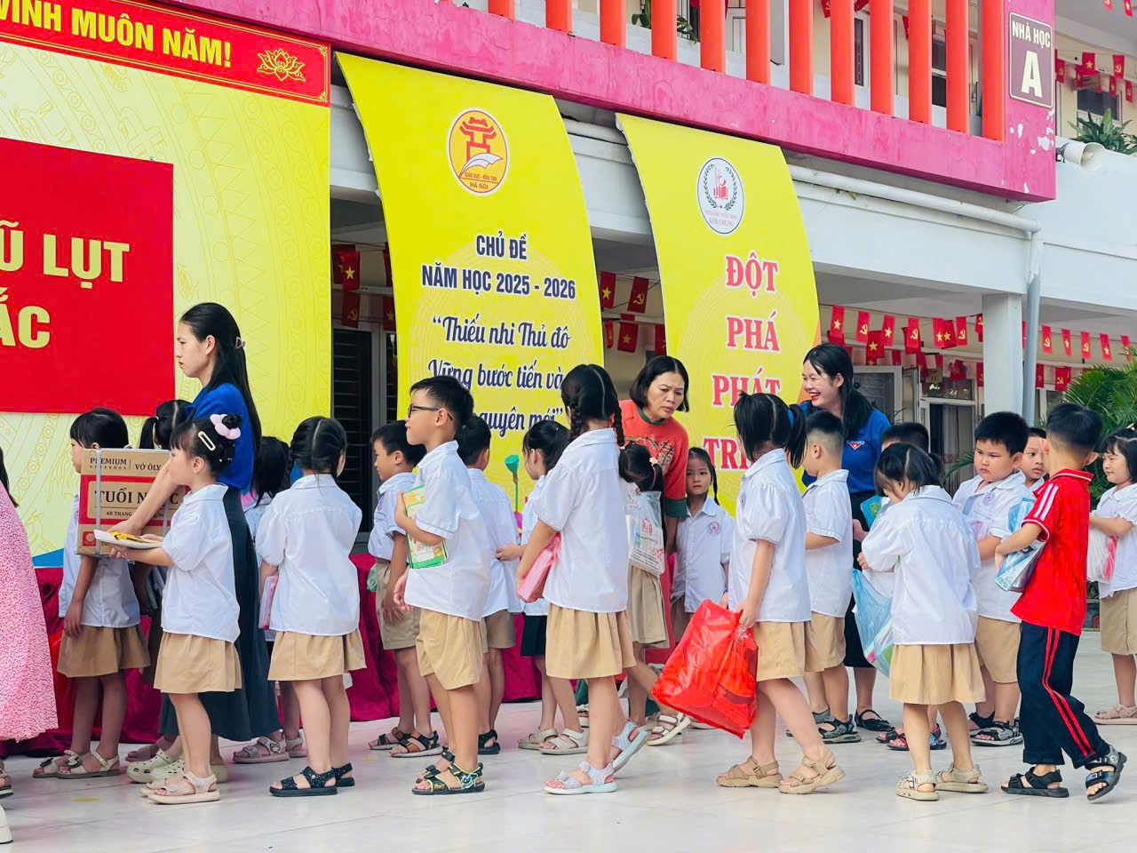 Trường học Hà Nội chung tay hướng về đồng bào vùng lũ- Ảnh 7. Trường học Hà Nội chung tay hướng về đồng bào vùng lũ- Ảnh 7.