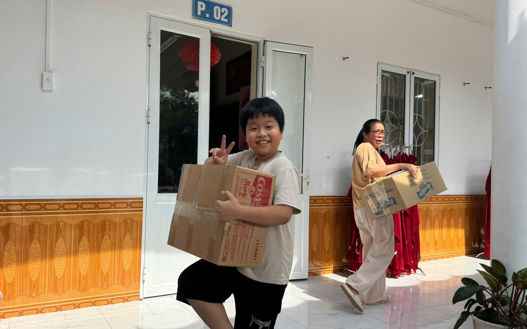 Hàng nghìn thiết bị lọc nước và vật dụng thiết yếu được chuyển tới người dân vùng lũ- Ảnh 1.