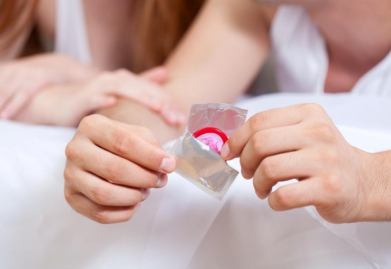Dùng bao cao su đúng cách - Chìa khóa bảo vệ bạn khỏi HIV và STI- Ảnh 1.