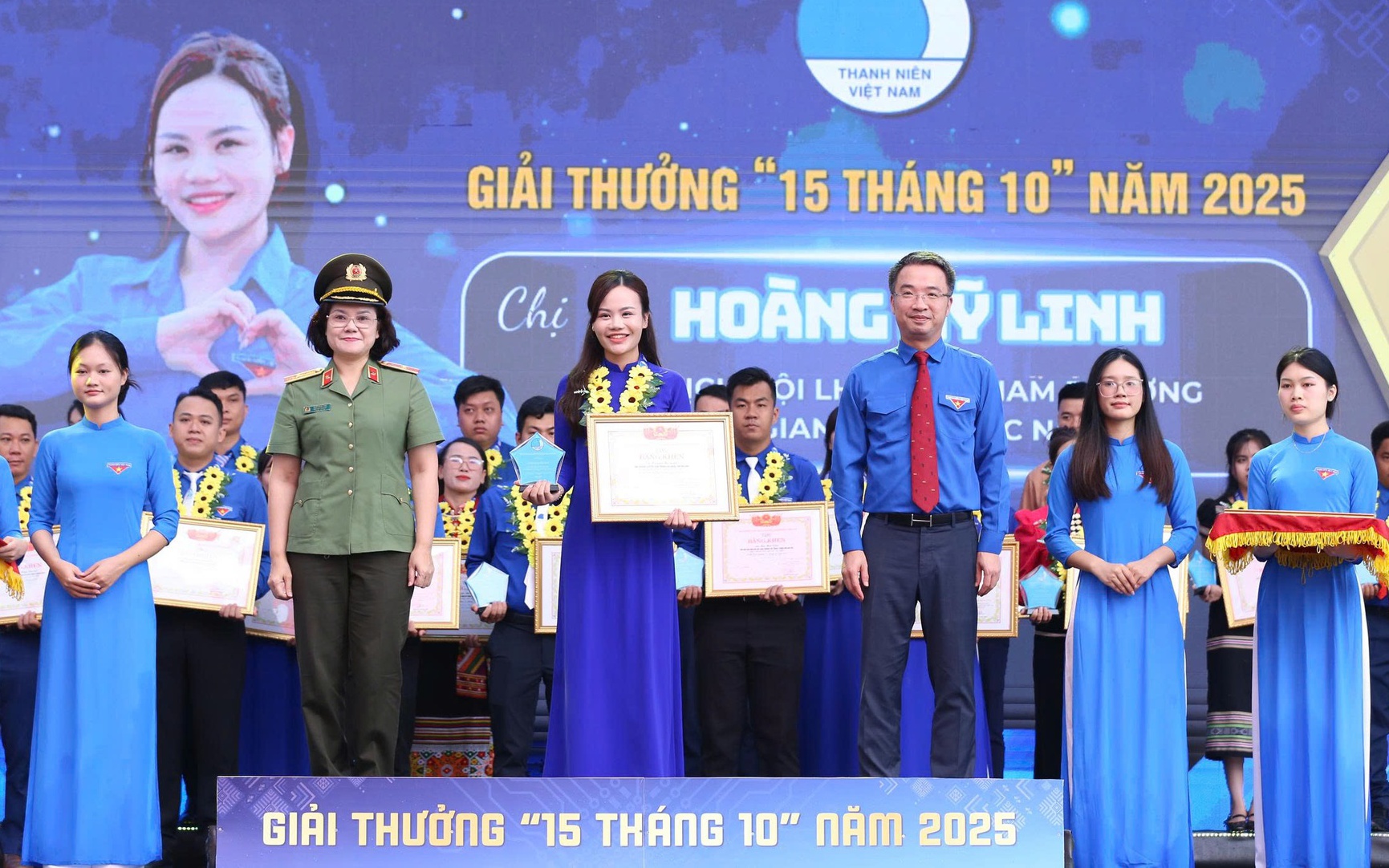 Trưởng bản cứu 90 người thoát lũ dữ, Hòa Minzy là ‘Thanh niên sống đẹp’ năm 2025- Ảnh 1.