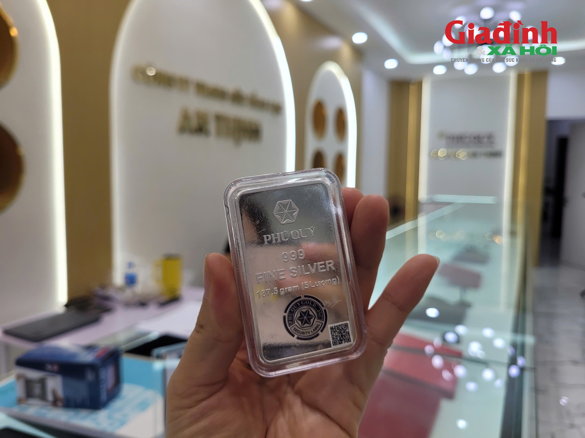 Nhiều thương hiệu bạc đồng loạt ngừng nhận đơn đặt hàng, quầy giao dịch vắng vẻ lạ thường- Ảnh 2.