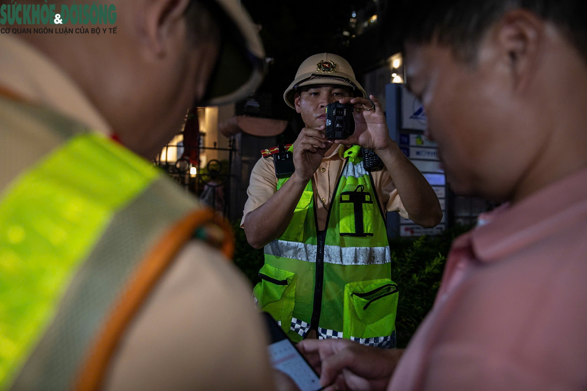 Thấy CSGT, nhiều người quay đầu, leo vỉa hè vẫn không thoát kiểm tra nồng độ cồn- Ảnh 3.