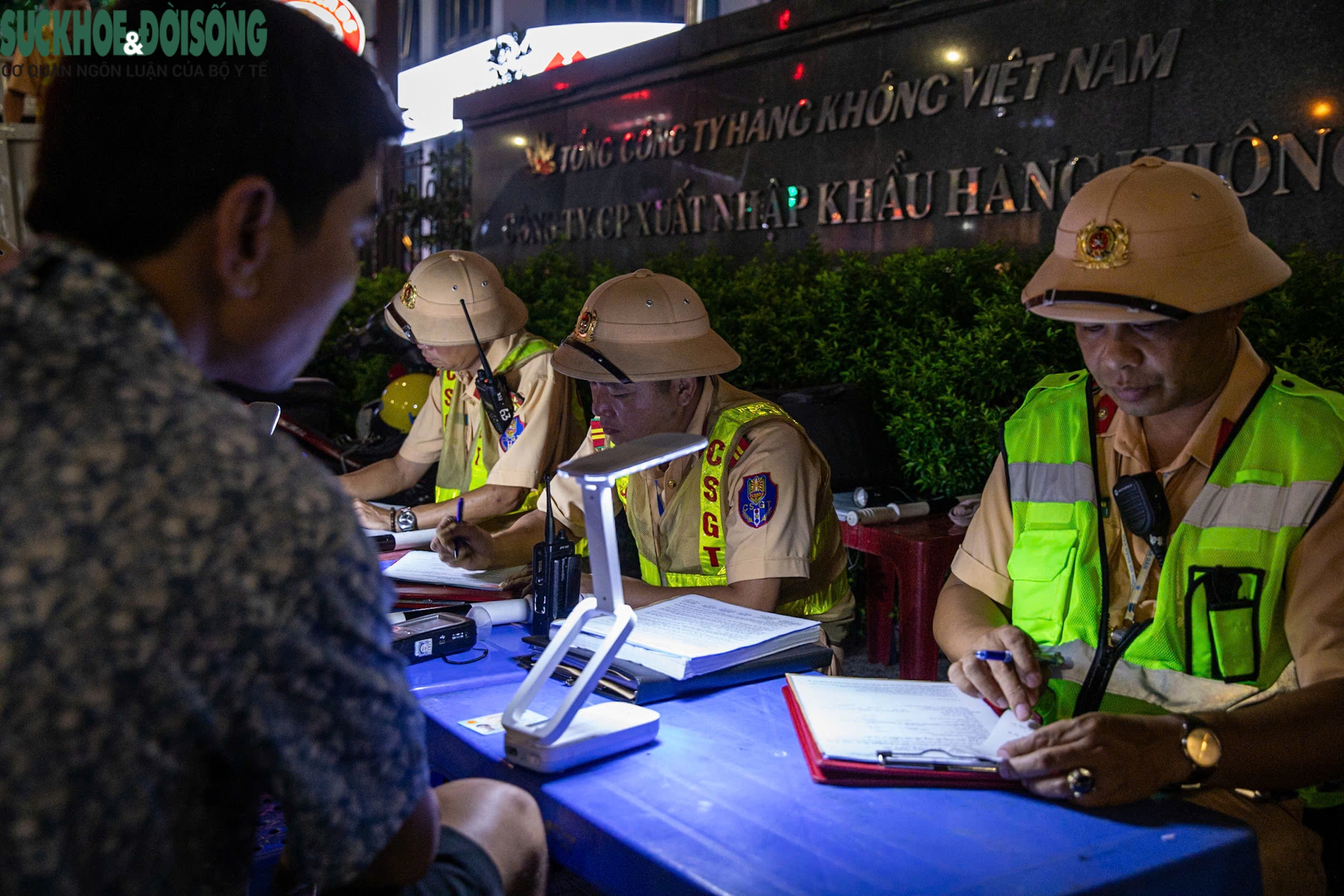 Thấy CSGT, nhiều người quay đầu, leo vỉa hè vẫn không thoát kiểm tra nồng độ cồn- Ảnh 4.
