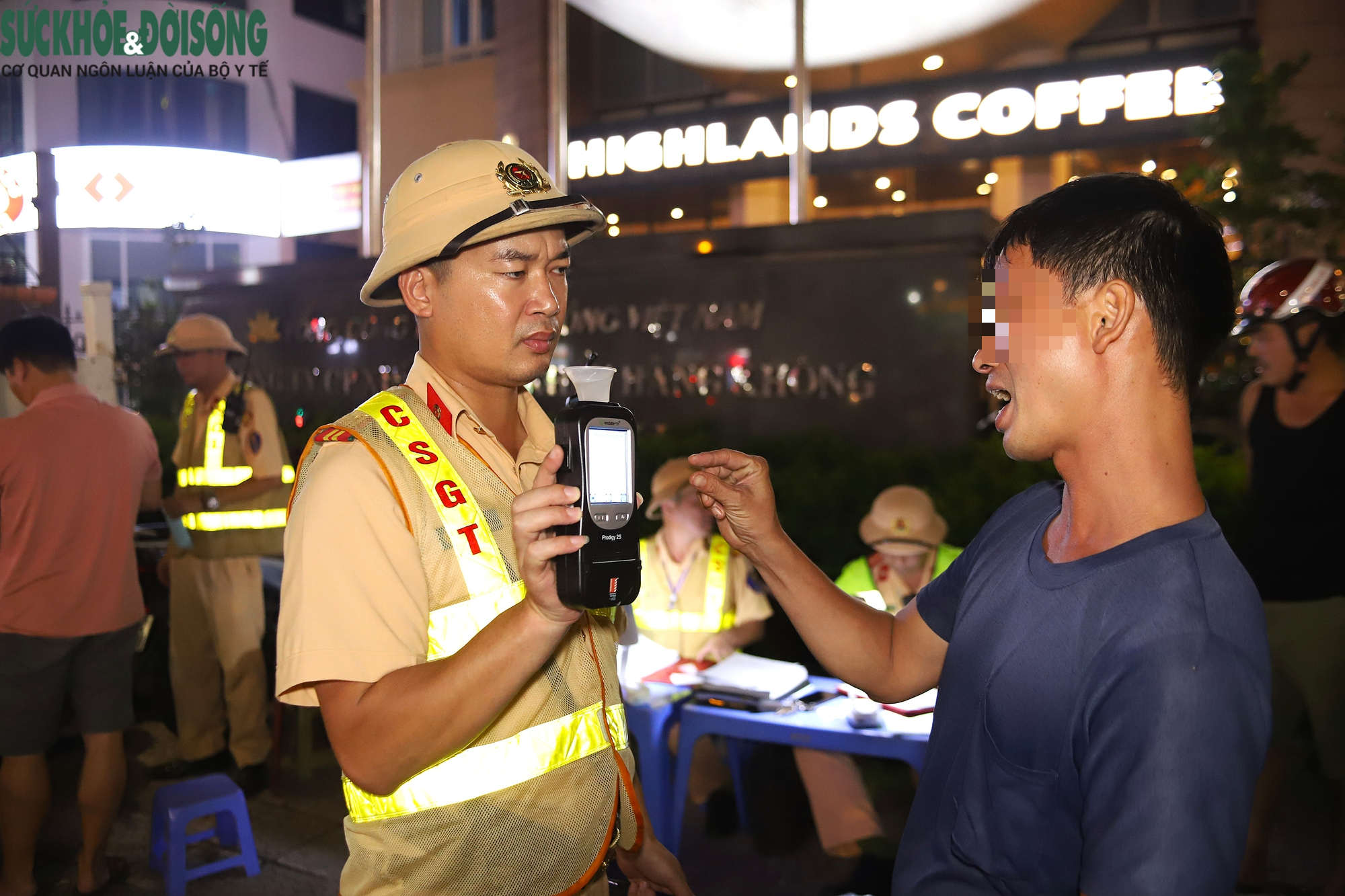 Thấy CSGT, nhiều người quay đầu, leo vỉa hè vẫn không thoát kiểm tra nồng độ cồn- Ảnh 7.