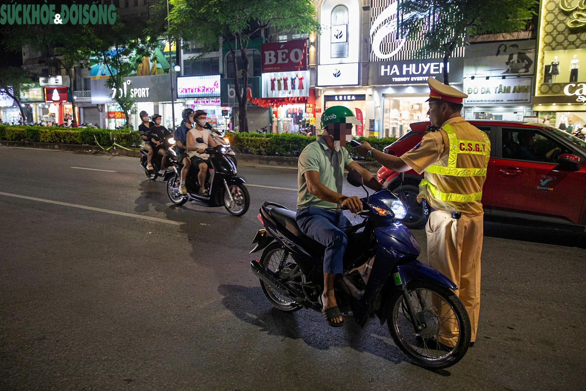 Thấy CSGT, nhiều người quay đầu, leo vỉa hè vẫn không thoát kiểm tra nồng độ cồn- Ảnh 2.