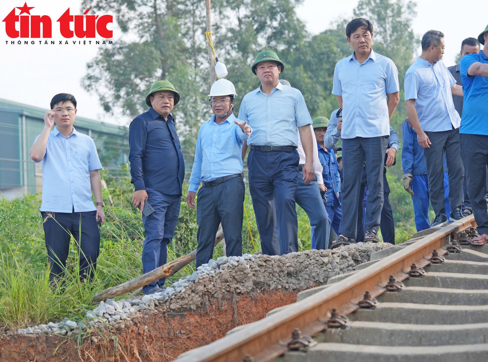 Chủ tịch UBND TP Hà Nội Trần Sỹ Thanh kiểm tra vùng ngập tại xã Trung Giã và Đa Phúc- Ảnh 4.