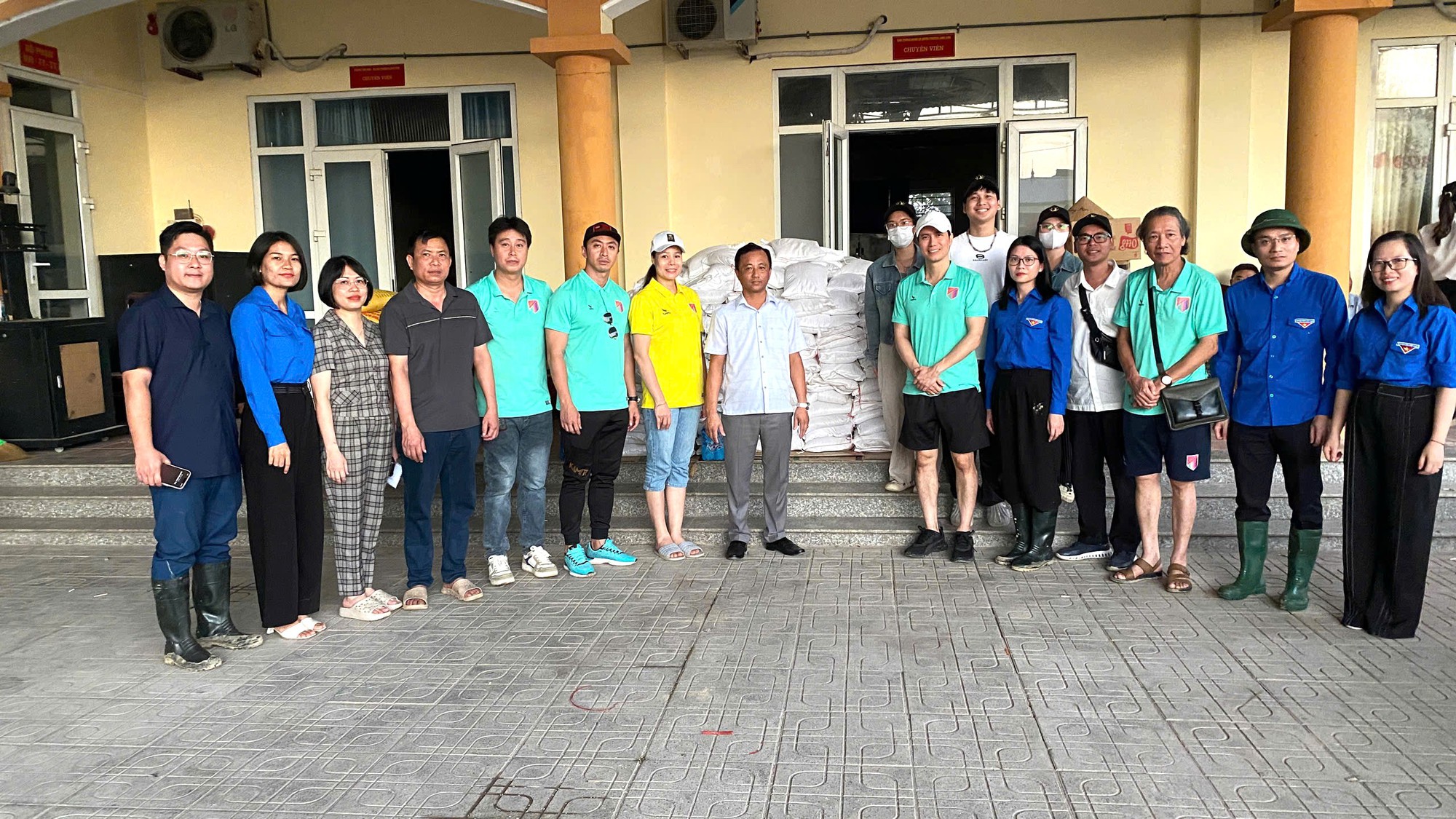 Những tấm lòng nghệ sĩ tiếp sức cho vùng lũ Thái Nguyên- Ảnh 1.