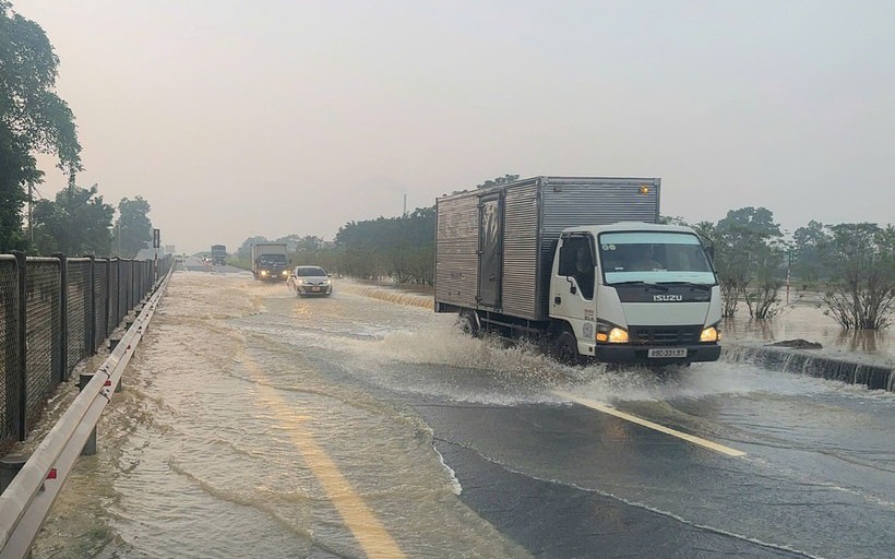 Hàng loạt cao tốc cấm xe lớn đi làn 1, giảm tốc độ: Người dân lưu ý khi lưu thông- Ảnh 1. Hàng loạt cao tốc cấm xe lớn đi làn 1, giảm tốc độ: Người dân lưu ý khi lưu thông- Ảnh 1.