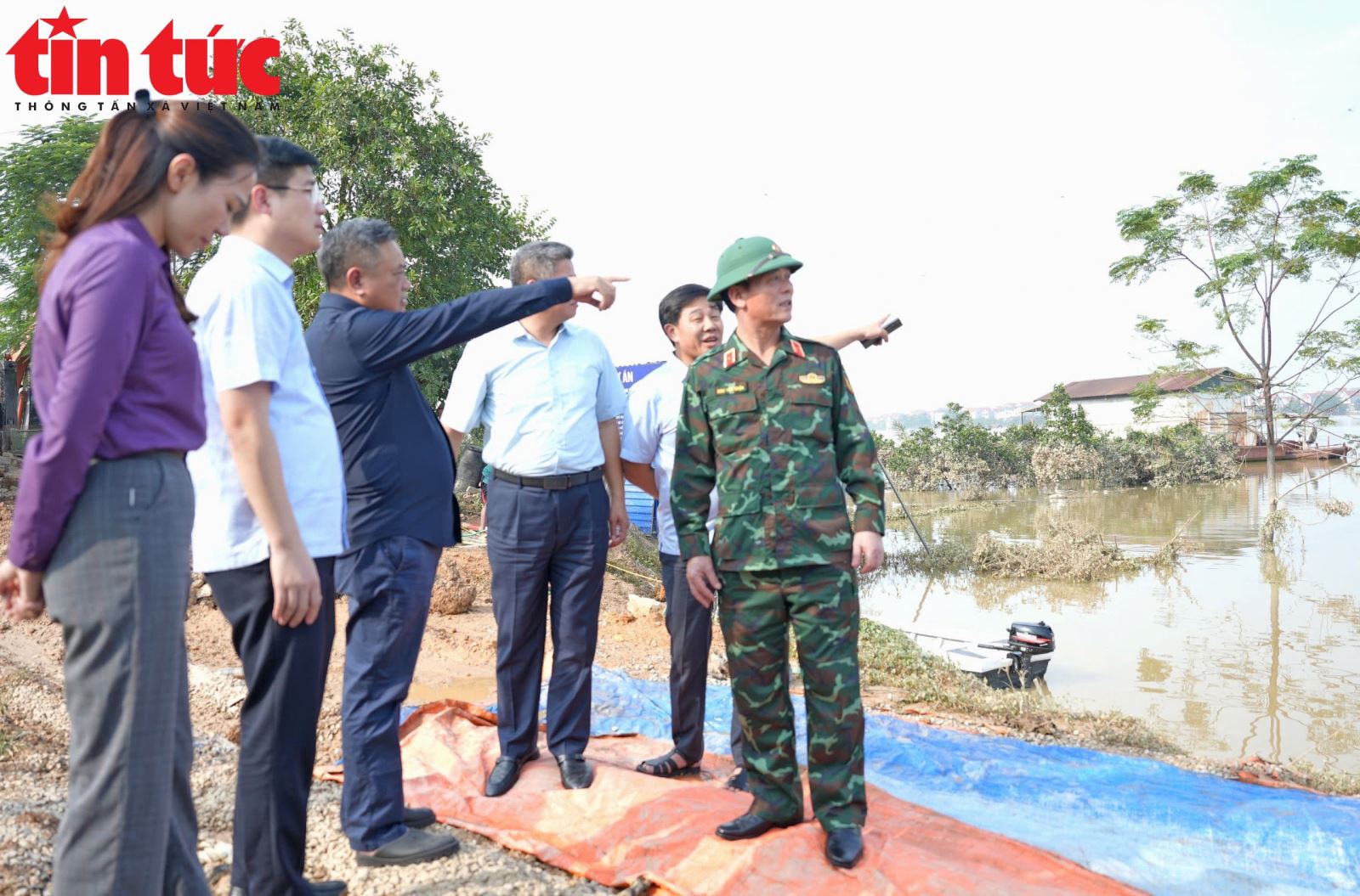 Chủ tịch UBND TP Hà Nội Trần Sỹ Thanh kiểm tra vùng ngập tại xã Trung Giã và Đa Phúc- Ảnh 3.