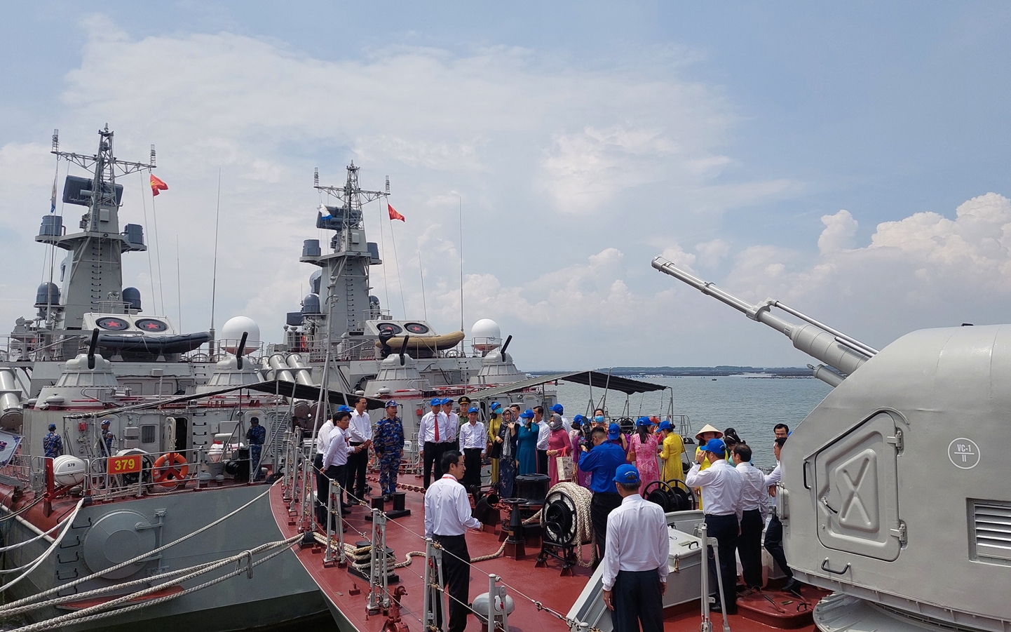Đoàn đại biểu TPHCM thăm và giao lưu với Bộ Tư lệnh Vùng 2 Hải quân: "Ngày đêm bám biển, bảo vệ bình yên cho Tổ quốc"