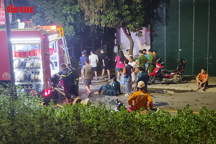 Cháy lớn tại nhà xưởng xe điện trên đường Nguyễn Khoái, khói đen bốc cao hàng chục mét- Ảnh 4.