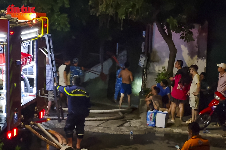 Cháy lớn tại nhà xưởng xe điện trên đường Nguyễn Khoái, khói đen bốc cao hàng chục mét- Ảnh 8.