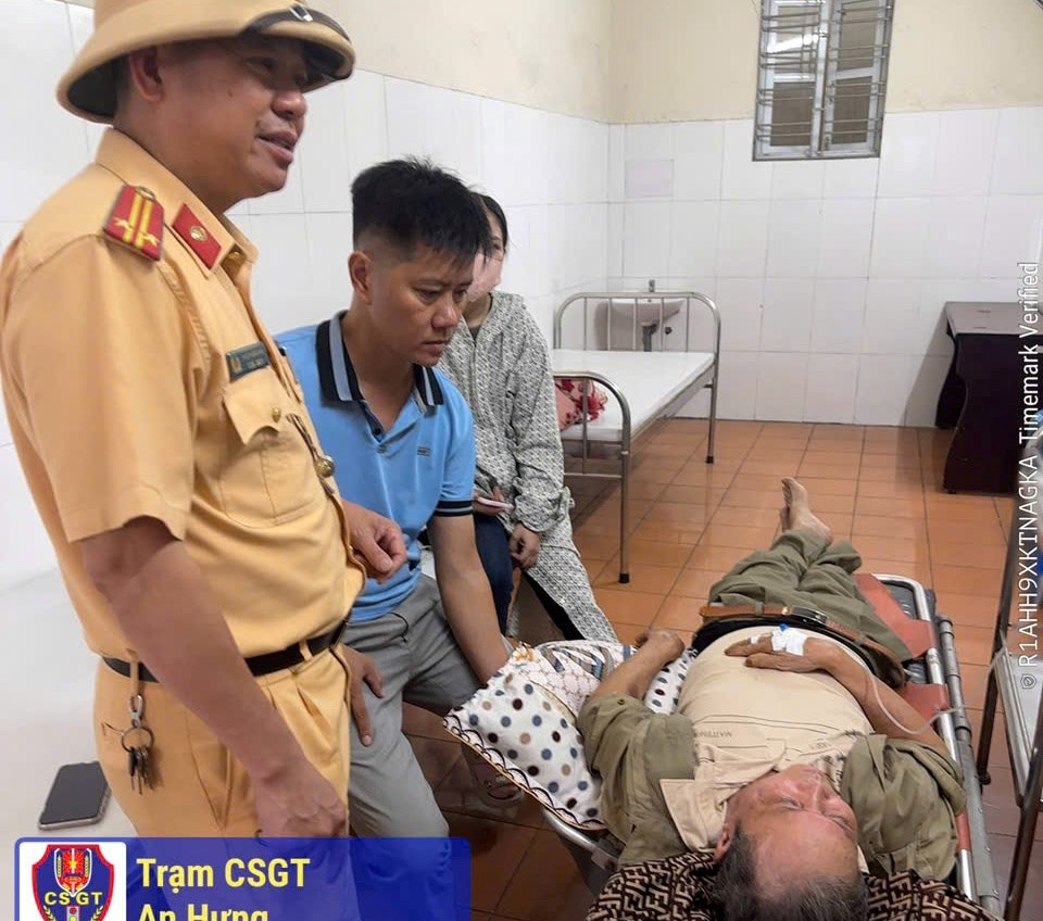 Cảnh sát giao thông Hải Phòng cứu người nghi bị đột quỵ trên Quốc lộ 5- Ảnh 1.