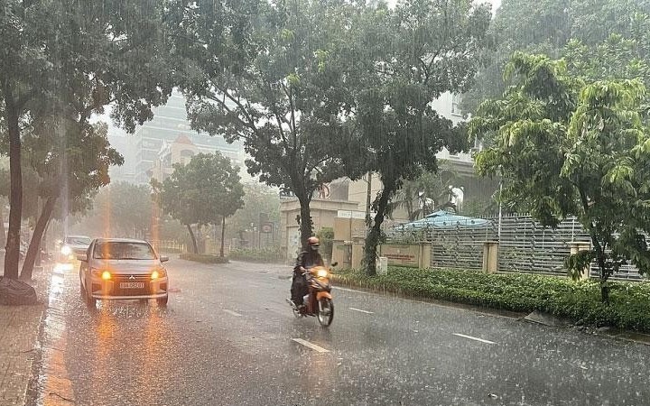 Miền Bắc ngày nắng, chiều tối có mưa dông rải rác