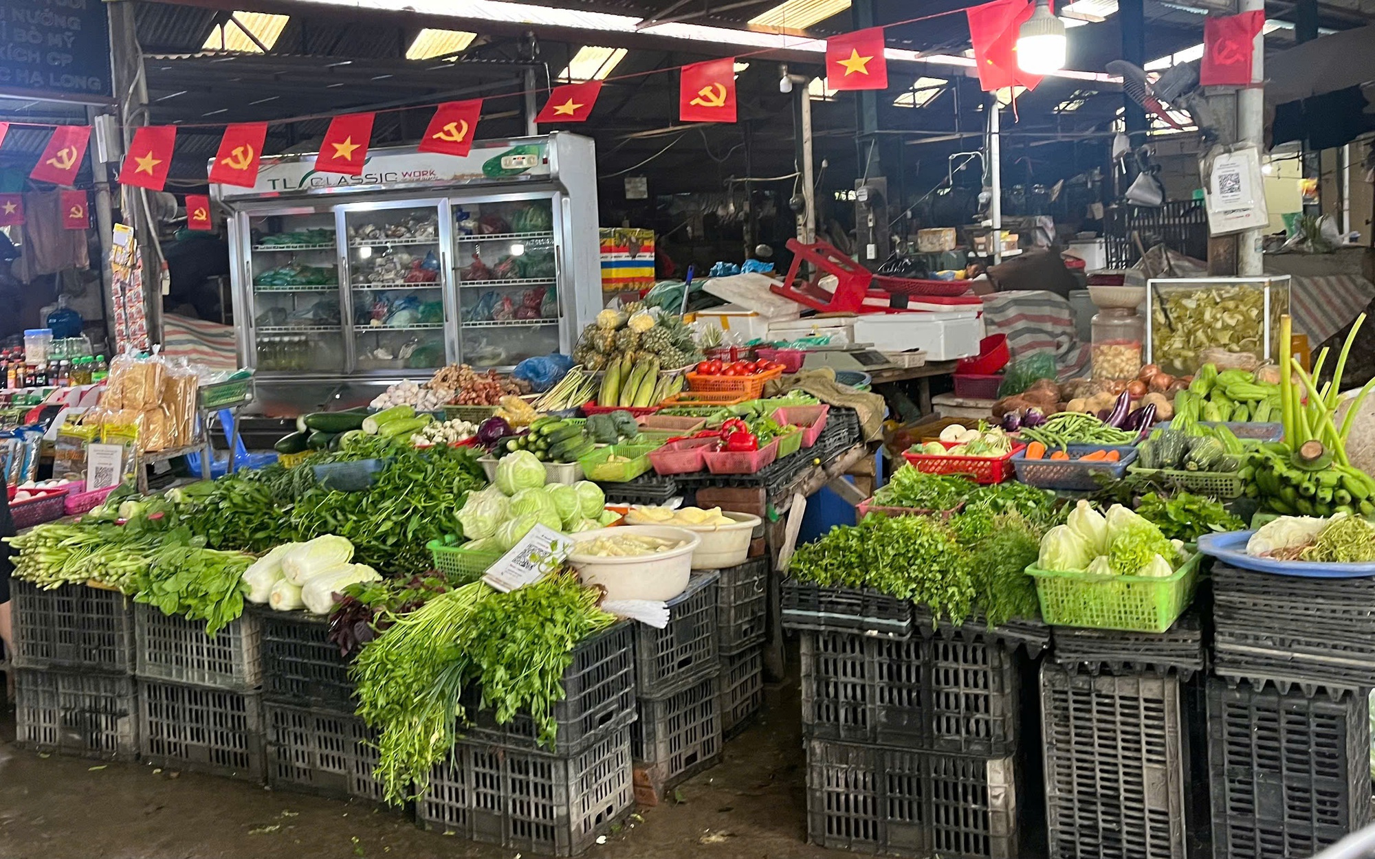 Sau mưa bão, giá rau xanh ở chợ dân sinh Hà Nội lại leo thang 