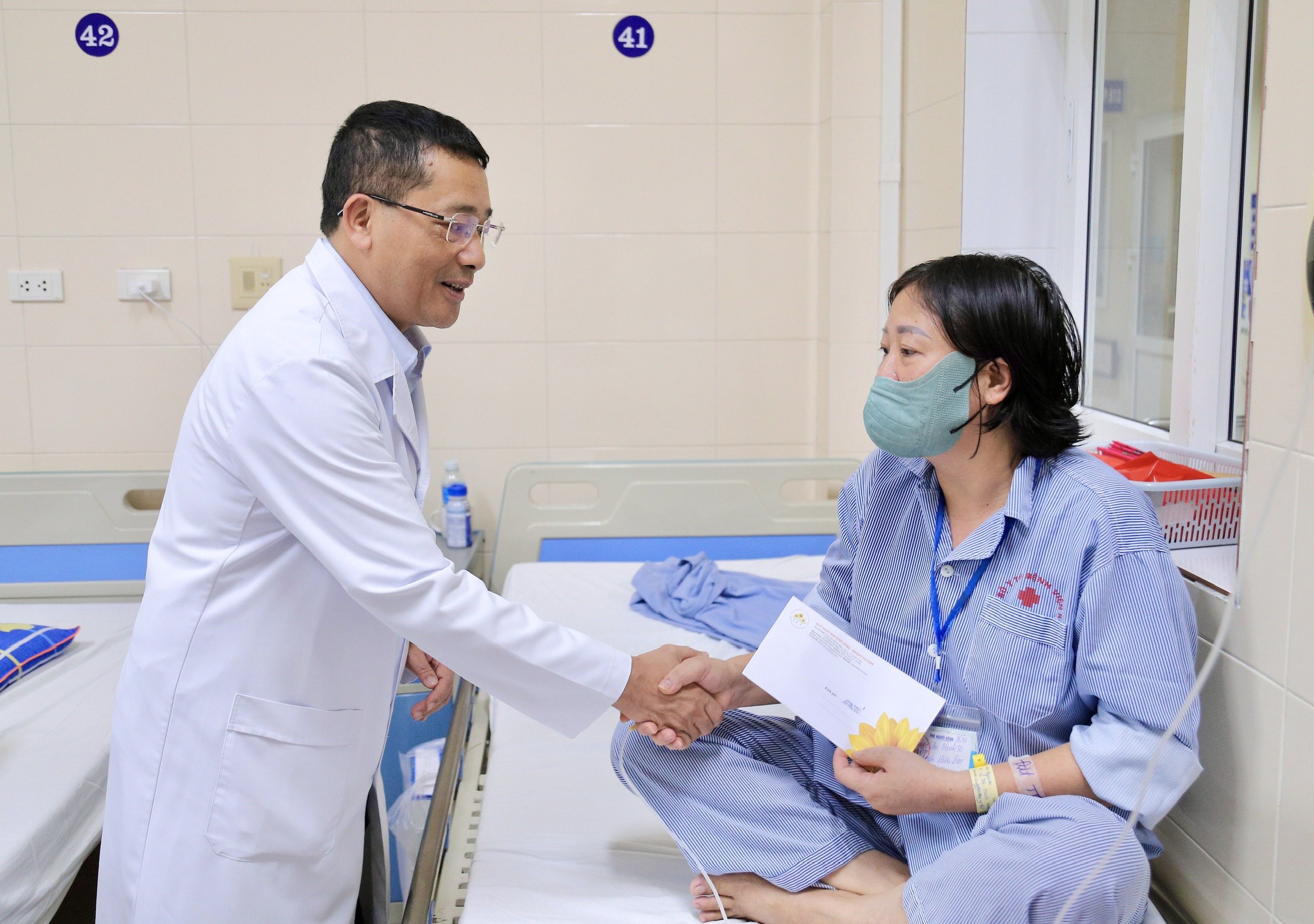 Bệnh viện K trao 235 triệu hỗ trợ người bệnh chịu thiệt hại sau bão số 10,11- Ảnh 1. Bệnh viện K trao 235 triệu hỗ trợ người bệnh chịu thiệt hại sau bão số 10,11- Ảnh 1.