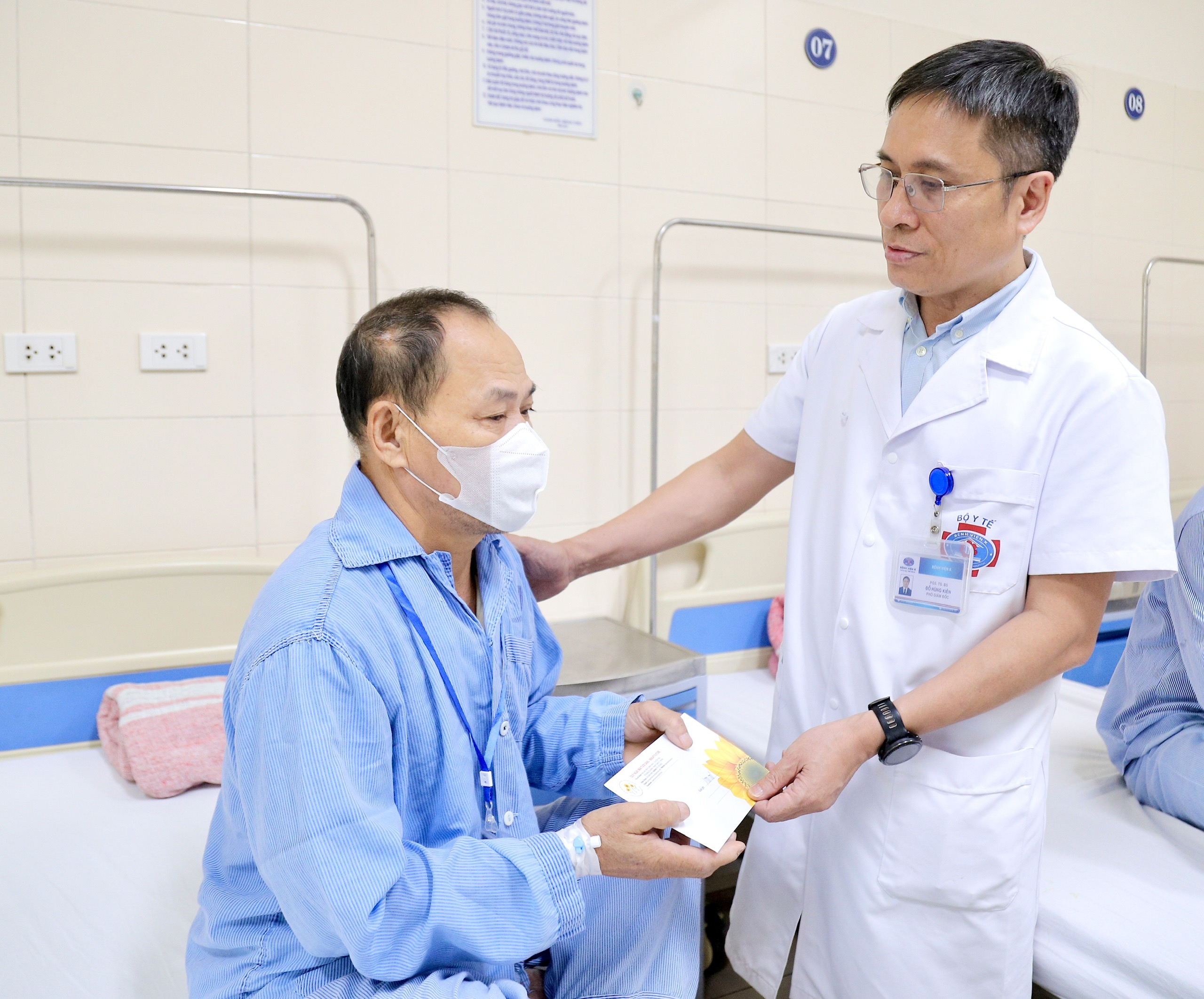 Bệnh viện K trao 235 triệu hỗ trợ người bệnh chịu thiệt hại sau bão số 10,11- Ảnh 3. Bệnh viện K trao 235 triệu hỗ trợ người bệnh chịu thiệt hại sau bão số 10,11- Ảnh 3.