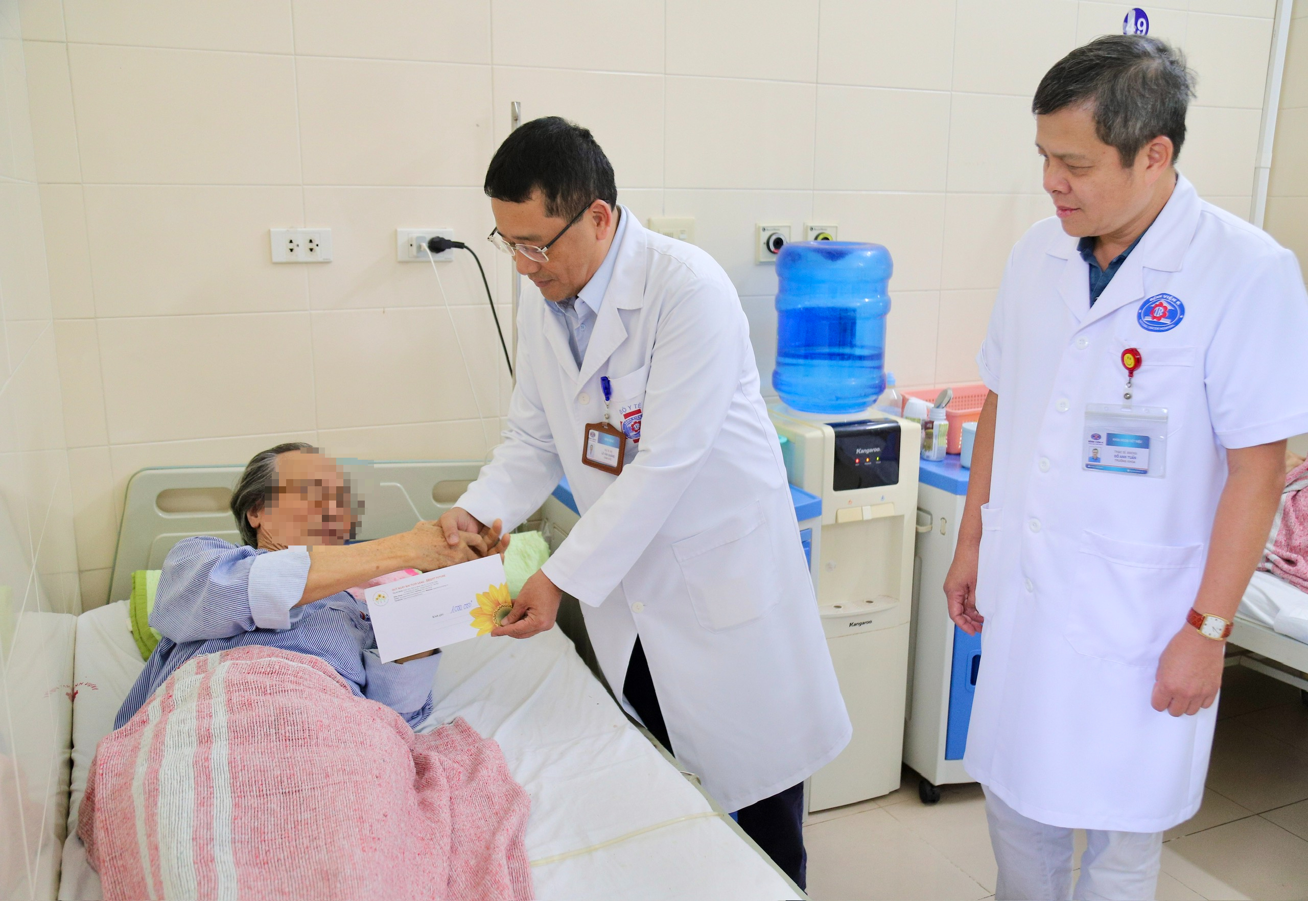 Bệnh viện K trao 235 triệu hỗ trợ người bệnh chịu thiệt hại sau bão số 10,11- Ảnh 2. Bệnh viện K trao 235 triệu hỗ trợ người bệnh chịu thiệt hại sau bão số 10,11- Ảnh 2.
