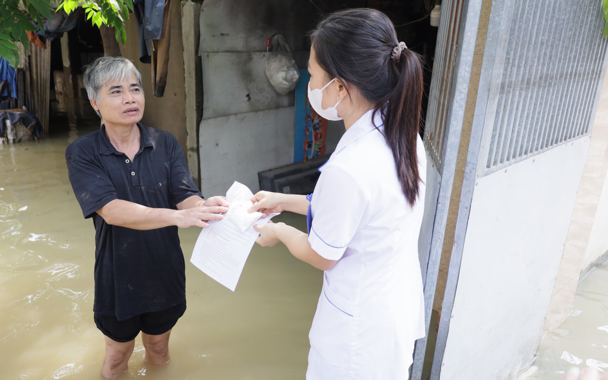 Hà Nội cử các tổ công tác xuống vùng ngập lụt chủ động giúp dân phòng dịch sau lũ
