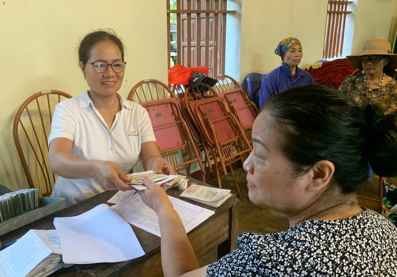 Chi trả lương hưu cho người hưởng bằng tiền mặt tại Thái Nguyên ngay sau lũ- Ảnh 1.