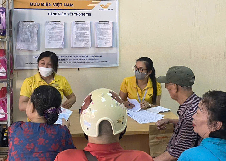 Chi trả lương hưu cho người hưởng bằng tiền mặt tại Thái Nguyên ngay sau lũ- Ảnh 2.