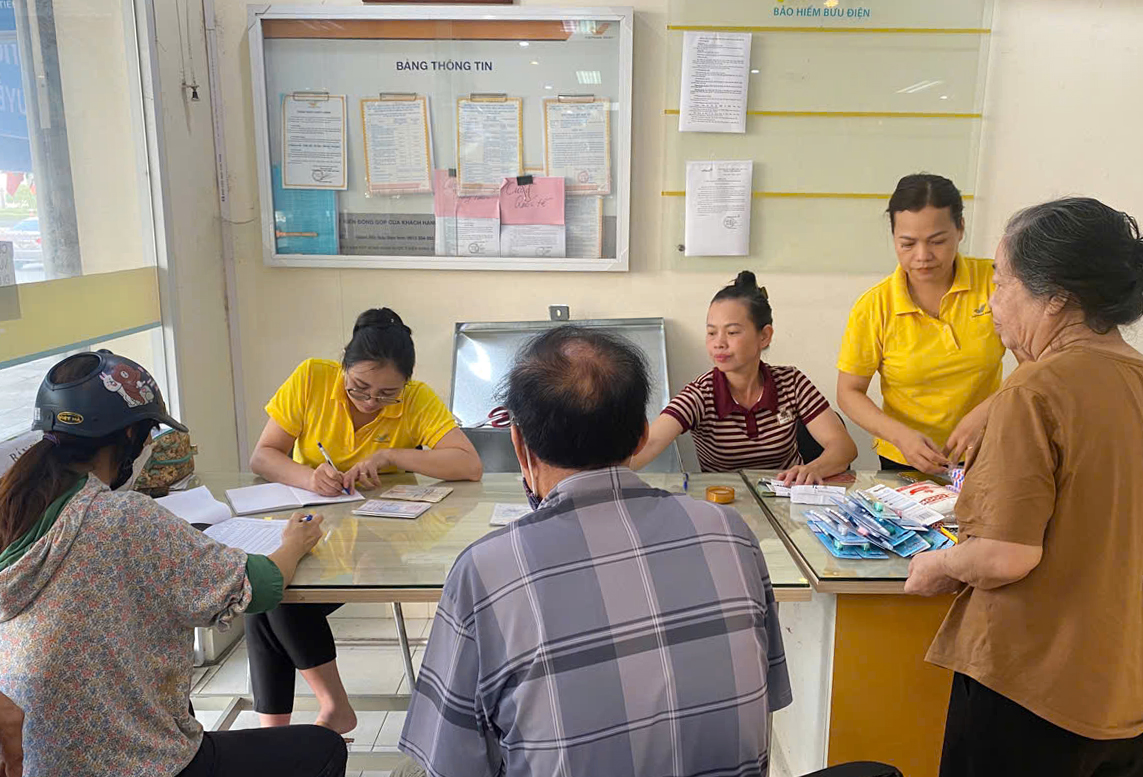 Chi trả lương hưu cho người hưởng bằng tiền mặt tại Thái Nguyên ngay sau lũ- Ảnh 3.