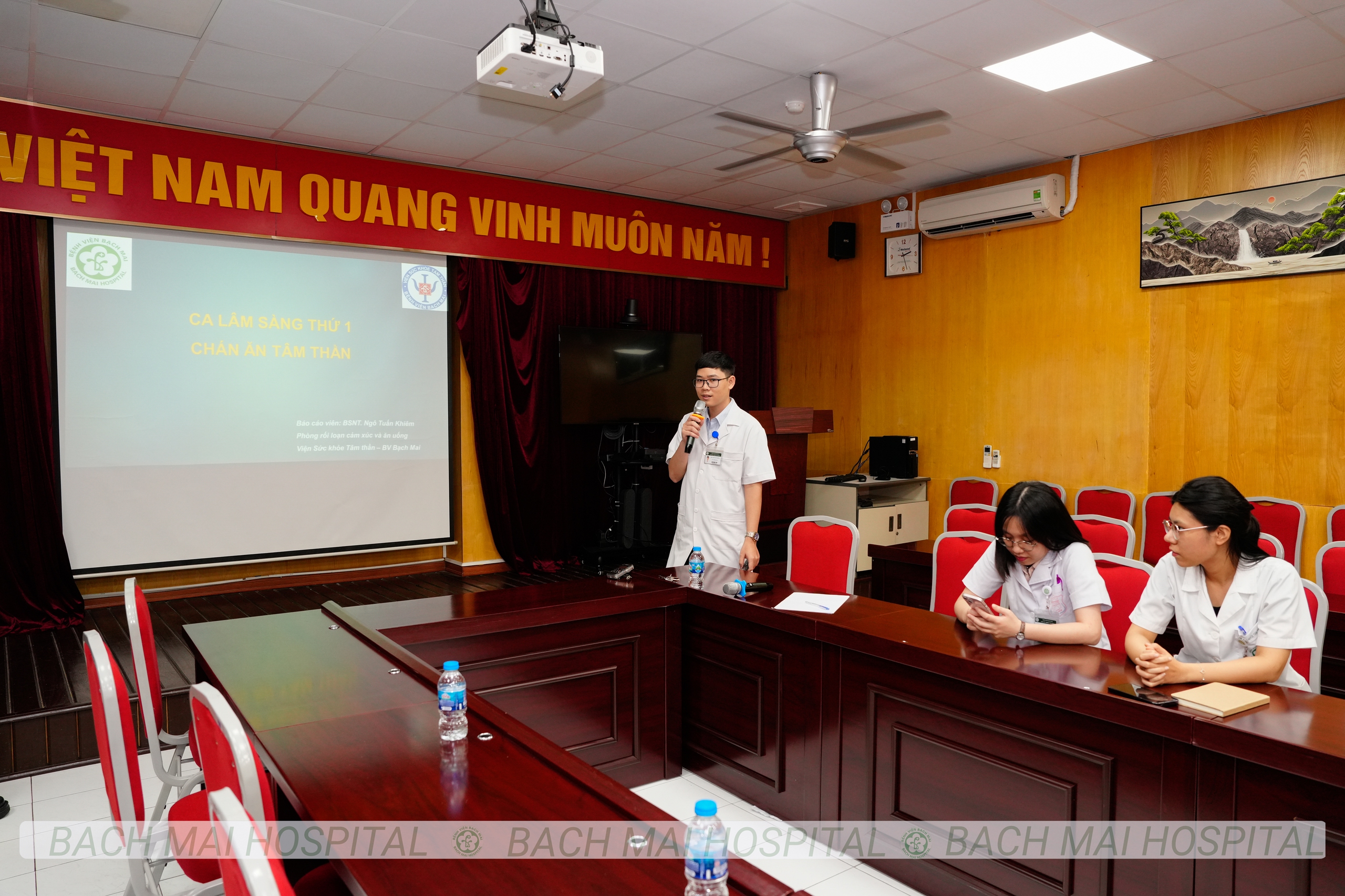 
Mặc cảm vì thân hình 'không cân đối', thiếu nữ 17 tuổi ăn kiêng giảm cân đến mức nhập viện- Ảnh 1.