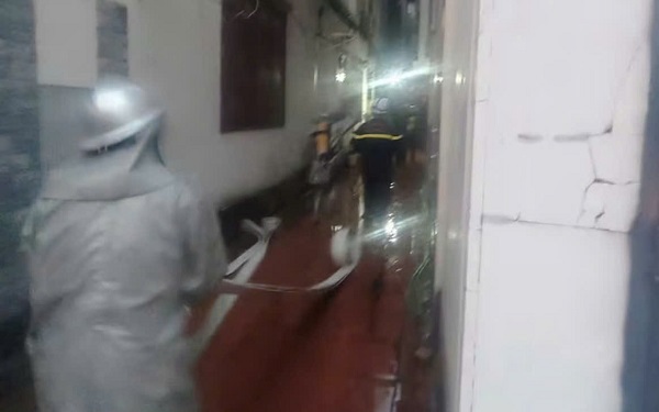 Chập điện máy sưởi ấm đàn lợn, trang trại chăn nuôi bốc cháy- Ảnh 3. Cháy nhà dân trong ngõ, 3 người may mắn thoát nạn