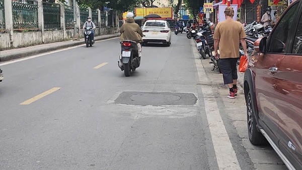 Cảnh báo: Nắp hố ga, miệng cống biến thành 'bẫy' trên đường Hà Nội- Ảnh 9. Cảnh báo: Nắp hố ga, miệng cống biến thành 'bẫy' trên đường Hà Nội- Ảnh 9.