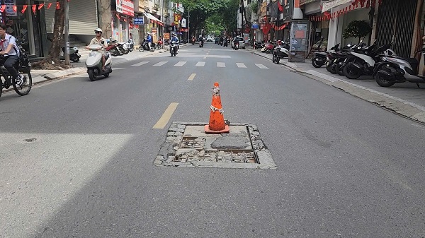 Cảnh báo: Nắp hố ga, miệng cống biến thành 'bẫy' trên đường Hà Nội- Ảnh 5. Cảnh báo: Nắp hố ga, miệng cống biến thành 'bẫy' trên đường Hà Nội- Ảnh 5.