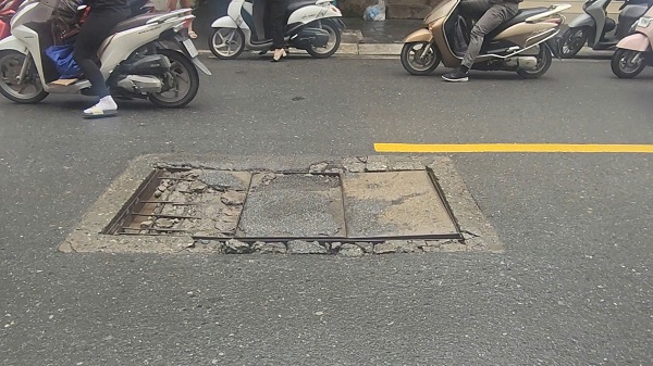 Cảnh báo: Nắp hố ga, miệng cống biến thành 'bẫy' trên đường Hà Nội- Ảnh 4. Cảnh báo: Nắp hố ga, miệng cống biến thành 'bẫy' trên đường Hà Nội- Ảnh 4.