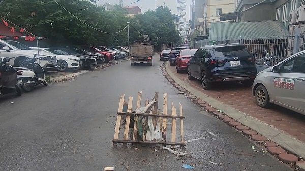 Cảnh báo: Nắp hố ga, miệng cống biến thành 'bẫy' trên đường Hà Nội- Ảnh 2. Cảnh báo: Nắp hố ga, miệng cống biến thành 'bẫy' trên đường Hà Nội- Ảnh 2.